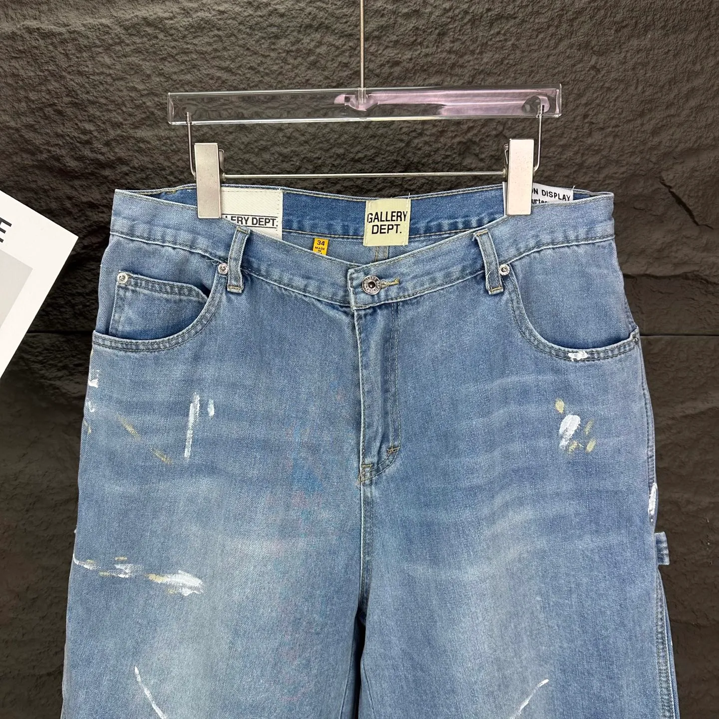 P200 GALLERY DEPT. 2025 new knife-cut splicing hand-painted couple style washed loose denim shorts 🔥High version🔥High version🔥 Top ceiling quality Styles with different washed textures are very friendly to people with thin legs and thick legs. The straight version is very flattering to the leg shape. Moderate length that never goes out of style, easy to match with casually, basic styling for various styles, a must-have in the wardrobe! The fabric is stiff but also makes the upper body soft without losing texture. The washing process is even more perfect. It is a must-have item for everyone! ! ! Washed wheat, hang tag, pants label, complete with three labels Color: light blue Size: 28, 30, 32, 34, 36 (five sizes)